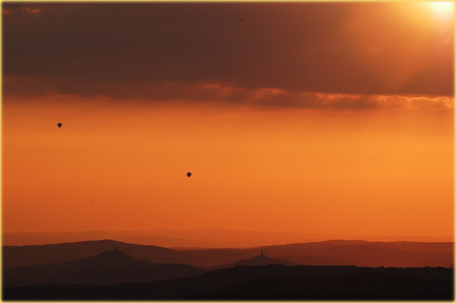 Abendstimmung mit zwei Ballonen am Himmel ber der Burg-Vetzberg und Gleiberg bei Gieen
